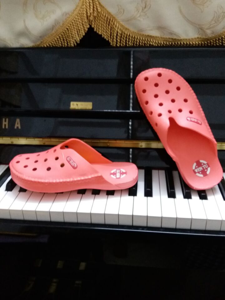 钢琴上的拖鞋
